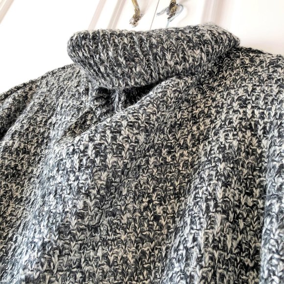 *NWOT* Beautifully Crafted Tassel-Trim Turtleneck Knit Poncho (with Pockets!) - Picture 16 of 16